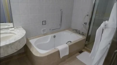 第一次尝试和人妻在浴缸水中性爱